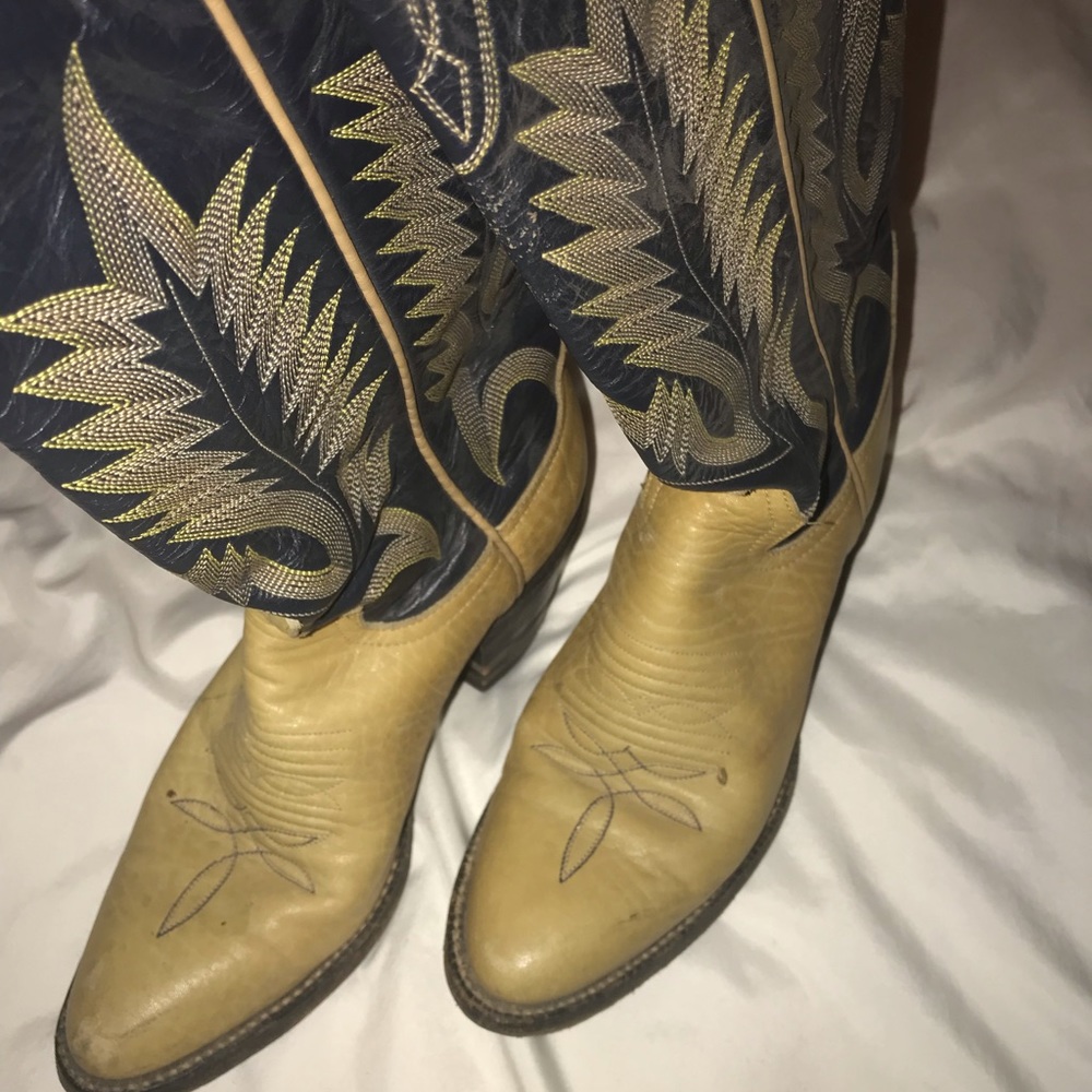🎉SALE🎉Comfortable and beautiful tan blue boot.